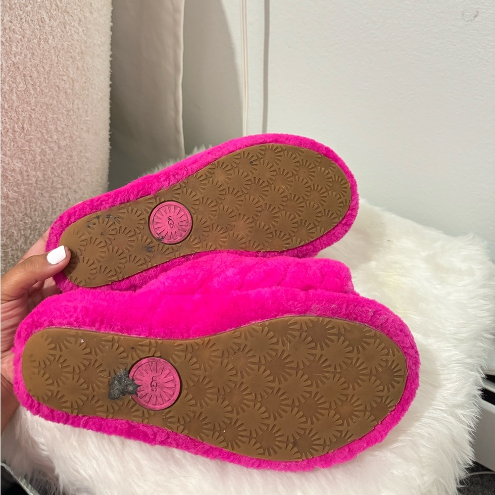 UGGs slippers - Picture 2 of 4